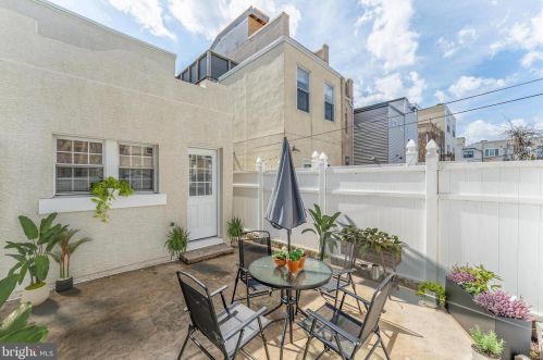 2217 Carpenter St, Philadelphia PA 19146-2517 exterior