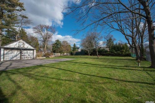 83 Thompson Ave, Babylon NY  11702-3404 exterior