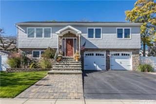 110 Stirling Ave, Freeport, NY 11520-5923