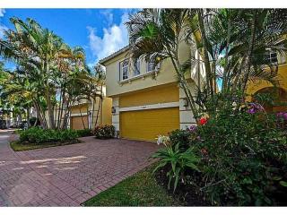 3162 212th Ter, Miami FL  33180-3908 exterior