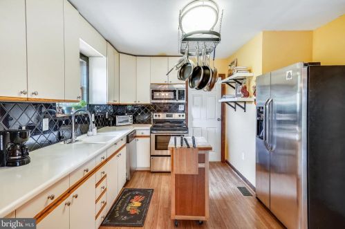 2402 Youngs Dr, Haymarket VA  20169-1532 exterior