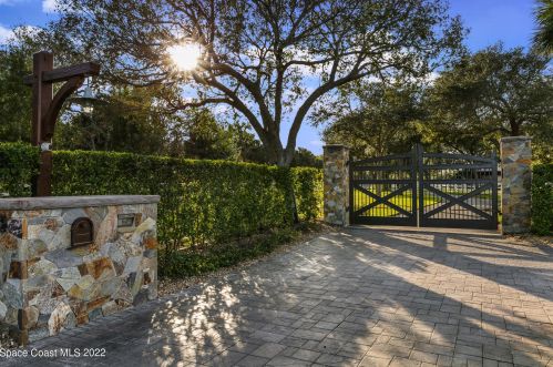6855 Tropical Trl, Merritt Island, FL 32952-6512