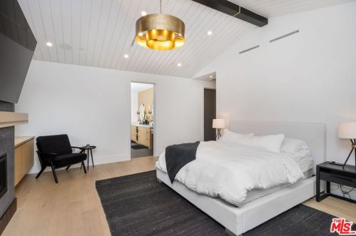 4910 Texhoma Ave, Van Nuys CA  91316-3740 exterior