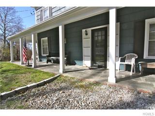 93 Old Albany Post Rd, Crotonville, NY 10562-1927