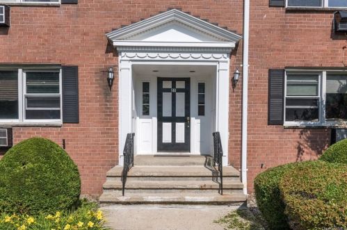 27 Bon Aire Cir, Airmont NY  10901-8004 exterior