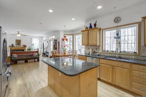7 Menayas Ct, Washingtonville NY  10992-2032 exterior