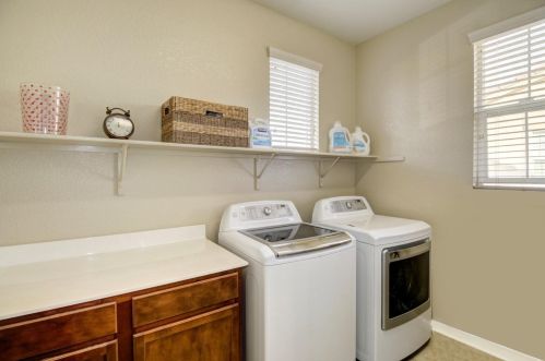 9872 Winkle Cir, Elk Grove CA  95757-6276 exterior