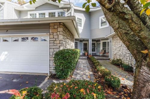 7 Greenwich Ct, Holbrook, NY 11741-2848
