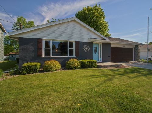 1660 Atlanta Cir, Manitowoc, WI 54220-1729
