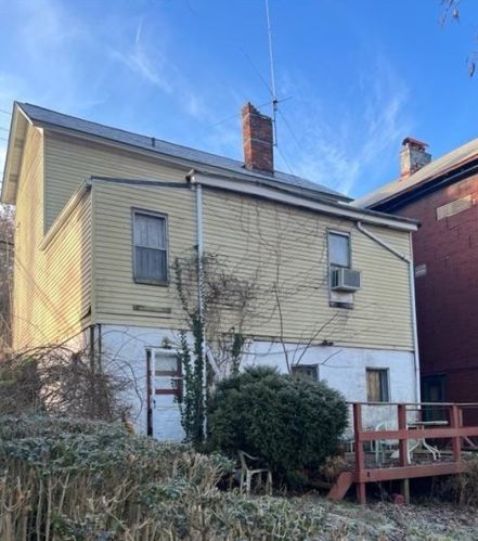 407 Division St, Jeannette, PA 15644-2332