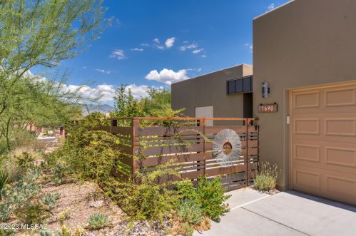 7690 Galileo Ln, Tucson, AZ 85747-9603