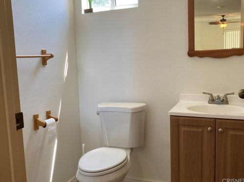 24421 Shadeland Dr, Santa Clarita CA  91321-3616 exterior