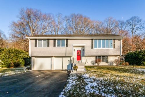 11 Indian Valley Dr, Waterford, CT 06385-1144