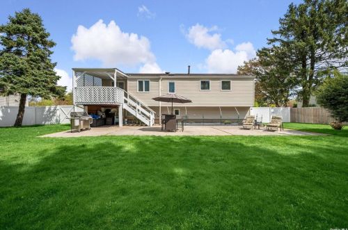 7 Newbrook Ln, Elwood NY  11731-5230 exterior