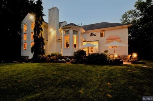 21 Hollywood Pl, Ho Ho Kus, NJ 07423-1414