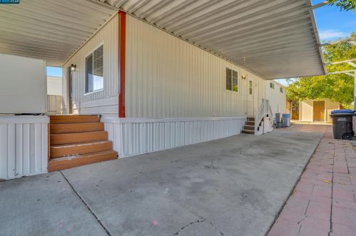 616 Bounty Dr, West Pittsburg CA  94565-2962 exterior