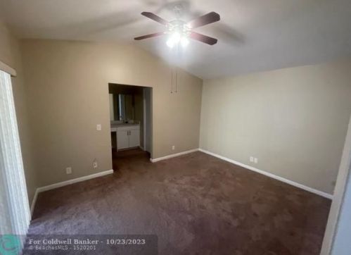 6245 175th Ter, Hialeah FL  33015-4438 exterior