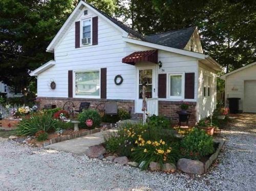 56 Merrill St, Rossville, IN 46065-9429