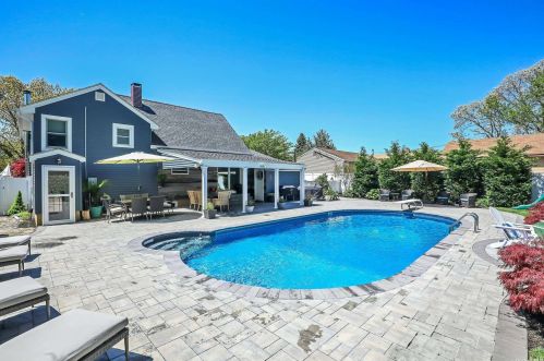 47 Saddle Ln, South Setauket, NY 11720-2522