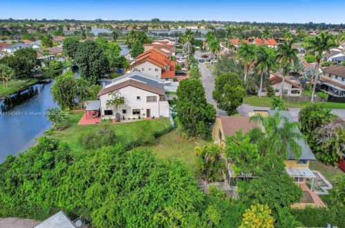 7692 Oakmont Cir, Hialeah FL  33015-2046 exterior