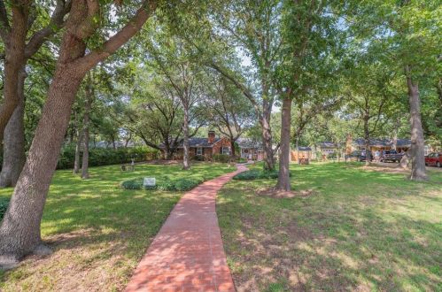 1717 Greenwood Dr, Denton, TX 76209-2275
