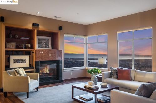 13349 Campus Dr, Oakland CA  94619-3709 exterior