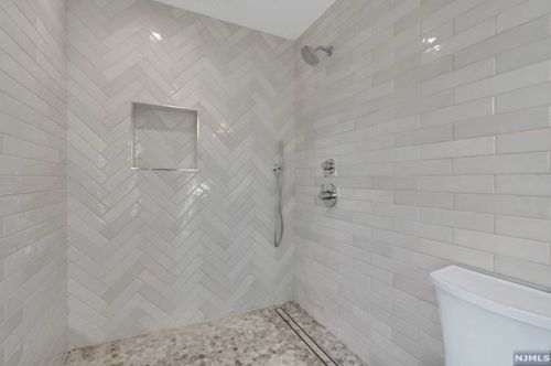 39 Pinehill Dr, Upper Saddle River NJ  07458-1927 exterior