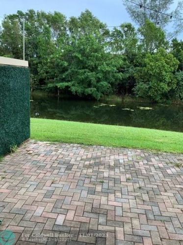 975 143rd Ave, Hollywood FL  33027-6156 exterior