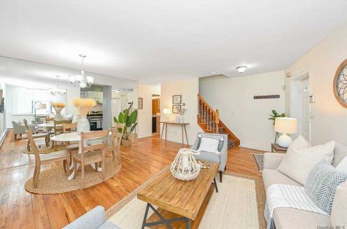 88-09 249th St, Jamaica, NY 11426-1848