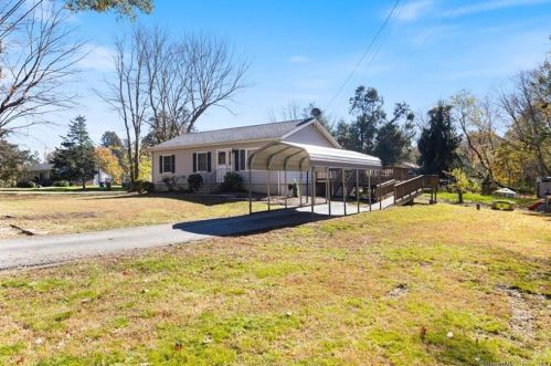 5 Glen Rd, Uncasville, CT 06382-1213