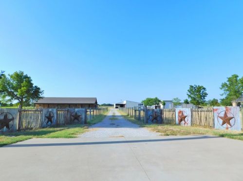 1147 Berend Rd, Pilot Point TX  76258-9349 exterior