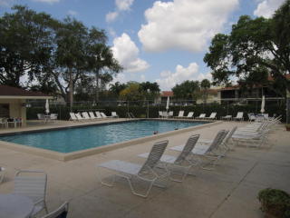 6564 Chasewood Dr, Jupiter FL  33458-5882 exterior