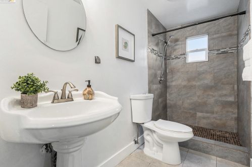 3026 Adeline St, Oakland CA 94608-4412 exterior