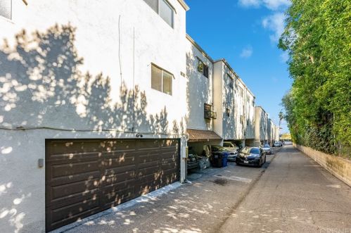 5229 Balboa Blvd, Van Nuys CA  91316-2703 exterior