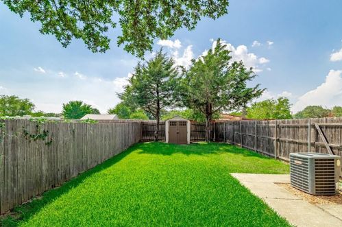 2213 Silverthorn Ln, Lewisville TX  75028-7246 exterior