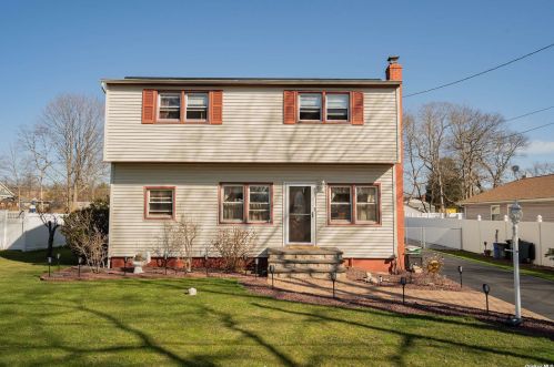 69 Blossom Ave, Holtsville, NY 11742-1745