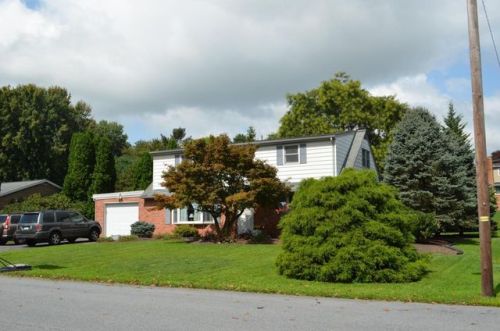 39 Walnut Dr, Brownstown, PA 17508-5100