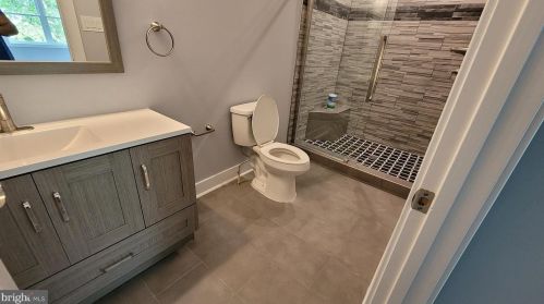 6912 Westlawn Dr, Falls Church VA  22042-2653 exterior