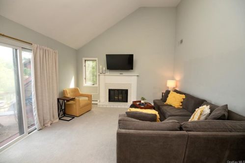 1210 Eagle Bay Dr, Crotonville NY  10562-2355 exterior