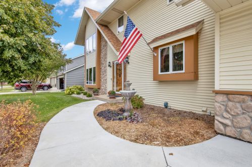 687 Hawthorne Ln, Chenequa, WI 53029-1156