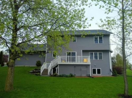 101 Lazy Lake Dr, Fall River, WI 53932-1001