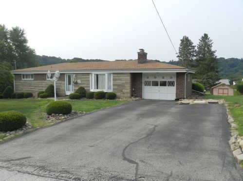 3020 Fairway Dr, New Kensington, PA 15068-3416
