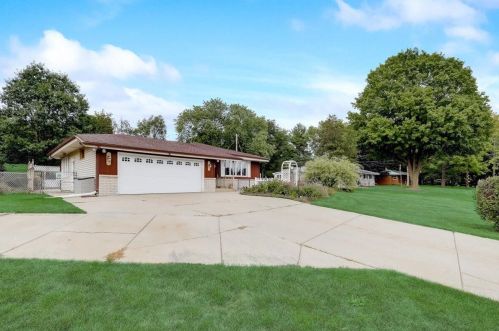 22194 Valley Rd, Waukesha, WI 53186-5350