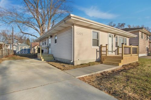 1603 Vine Ct, Hobart, IN 46342-5735