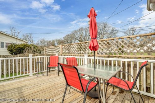 6 Wyoming Dr, Jackson Twp NJ  08527-1543 exterior