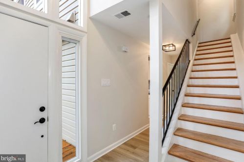 1490 Roundleaf Ct, Herndon, VA 20190-4054