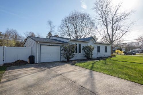 48 Belmont St, Bayshore, NY 11706-2023