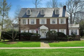 348 Park Ave, North Hills, NY 11030-2417