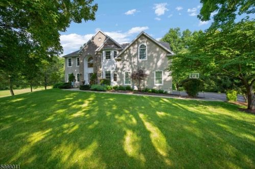 12 Stacey Ct, Sparta NJ  07871-1000 exterior