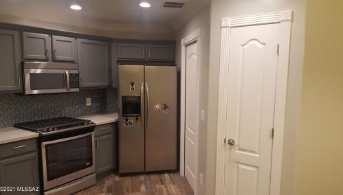 6882 Dovewood Way, Tucson, AZ 85757-6933